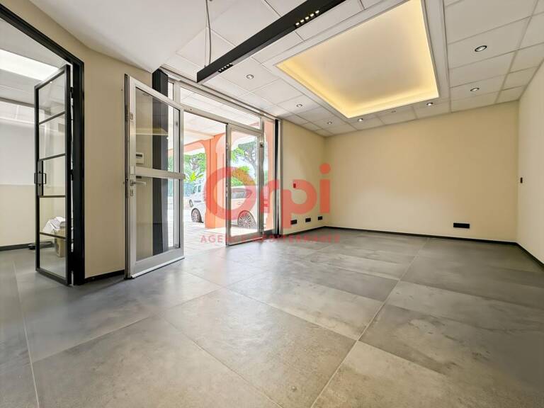 Locaux commerciaux à louer - 70m² - Fréjus Plage — photo 1