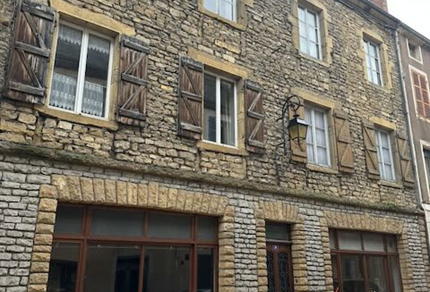 Immeuble de ville proche commerces. — photo 1