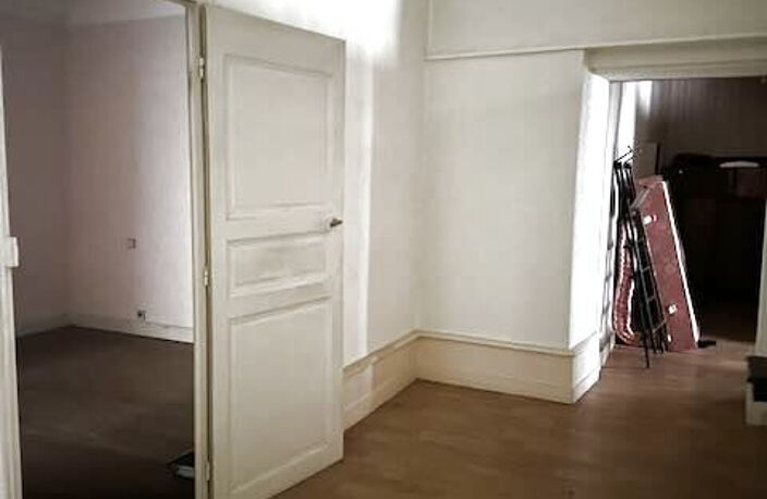 Immeuble de ville proche commerces. — photo 4