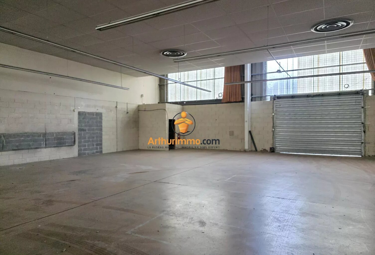 Plateau de 240 m² – Activité Pro / Stockage / Garage — photo 1