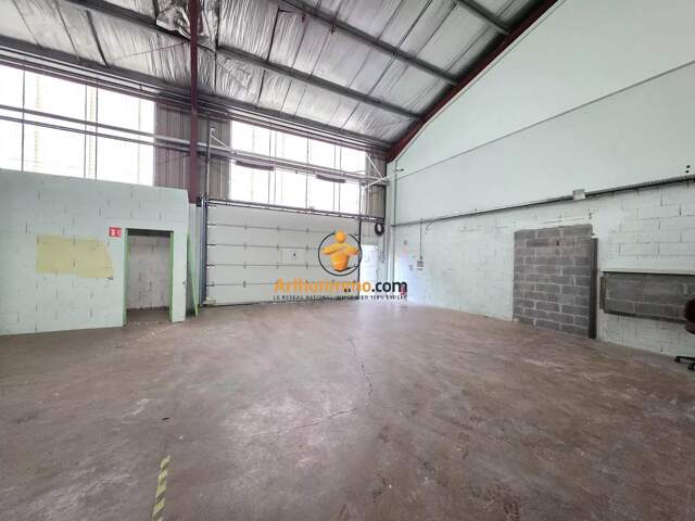 hangar ou espace de stockage de 180m² — photo du bien
