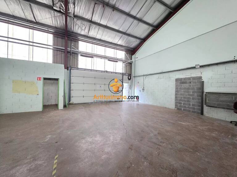 hangar ou espace de stockage de 180m² — photo 1