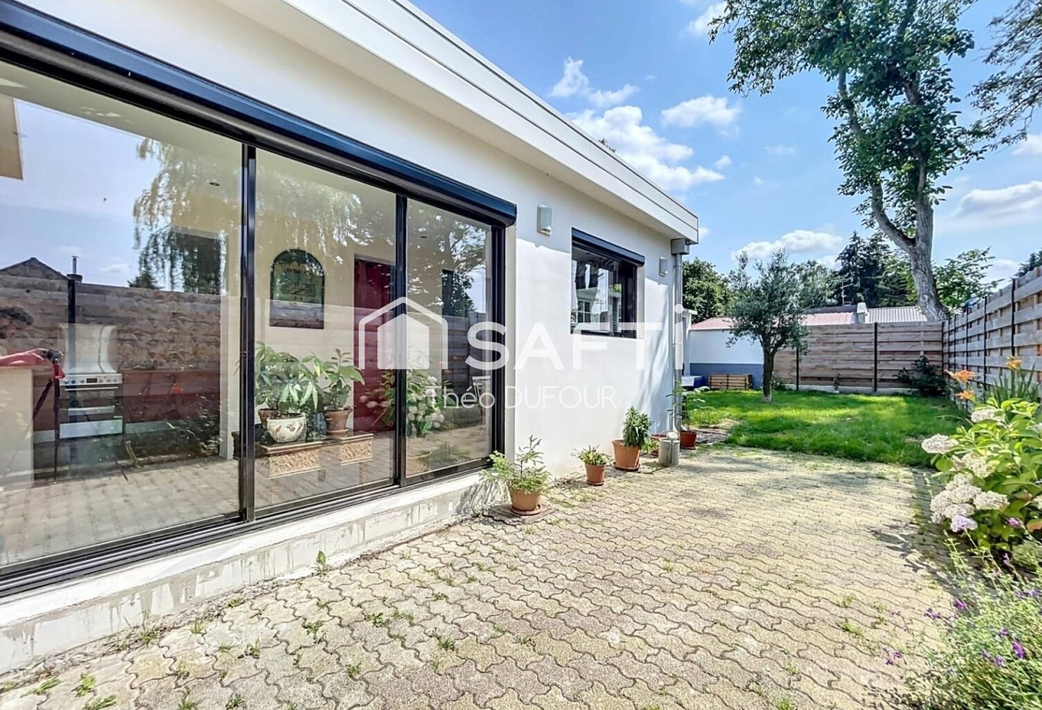 À découvrir sans tarder cette belle maison familiale de 158 m² vous séduira par ses volumes généreux, sa luminosité exceptionnelle et son agréable extérieur exposé plein sud, dans un secteur recherché proche de toutes commodités. — photo 1