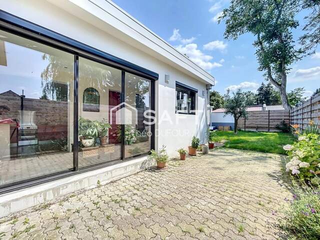 À découvrir sans tarder cette belle maison familiale de 158 m² vous séduira par ses volumes généreux, sa luminosité exceptionnelle et son agréable extérieur exposé plein sud, dans un secteur recherché proche de toutes commodités. — photo du bien