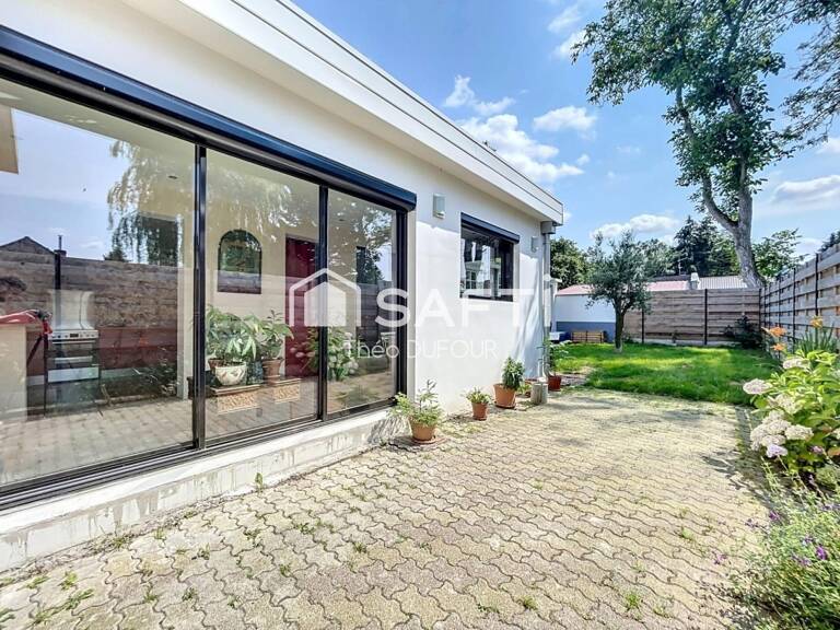 À découvrir sans tarder cette belle maison familiale de 158 m² vous séduira par ses volumes généreux, sa luminosité exceptionnelle et son agréable extérieur exposé plein sud, dans un secteur recherché proche de toutes commodités. — photo 1
