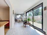 À découvrir sans tarder cette belle maison familiale de 158 m² vous séduira par ses volumes généreux, sa luminosité exceptionnelle et son agréable extérieur exposé plein sud, dans un secteur recherché proche de toutes commodités. — photo 2