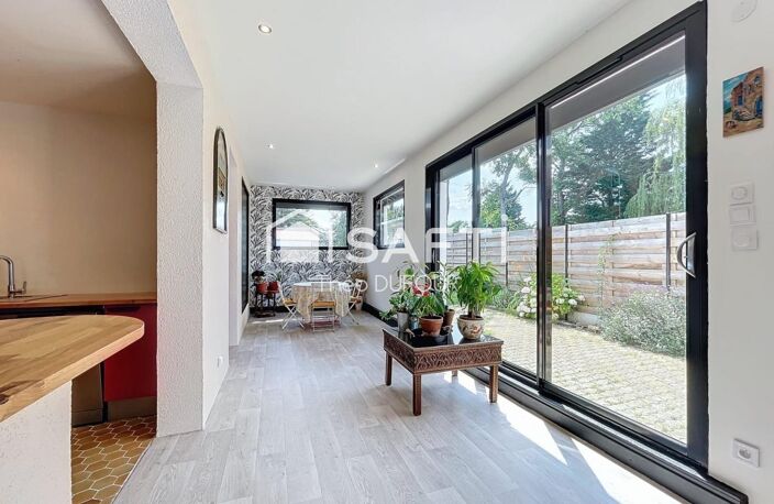 À découvrir sans tarder cette belle maison familiale de 158 m² vous séduira par ses volumes généreux, sa luminosité exceptionnelle et son agréable extérieur exposé plein sud, dans un secteur recherché proche de toutes commodités. — photo 2