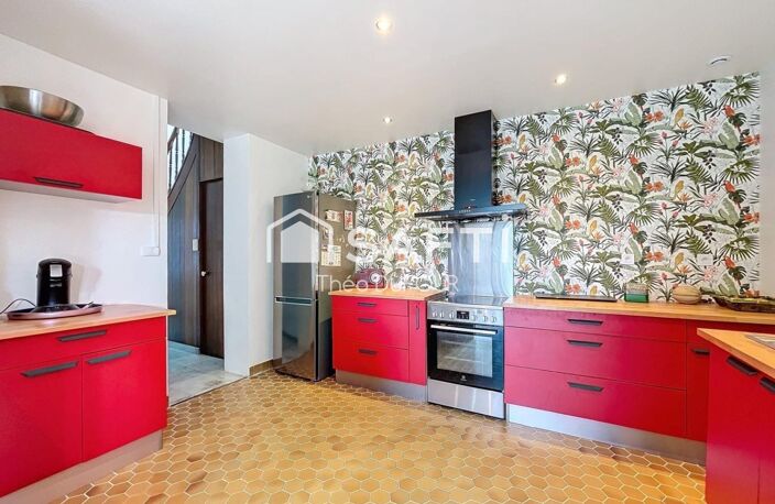 À découvrir sans tarder cette belle maison familiale de 158 m² vous séduira par ses volumes généreux, sa luminosité exceptionnelle et son agréable extérieur exposé plein sud, dans un secteur recherché proche de toutes commodités. — photo 3