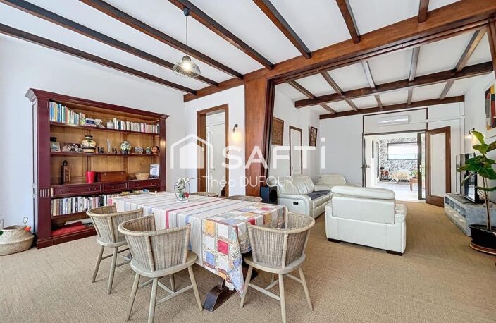 À découvrir sans tarder cette belle maison familiale de 158 m² vous séduira par ses volumes généreux, sa luminosité exceptionnelle et son agréable extérieur exposé plein sud, dans un secteur recherché proche de toutes commodités. — photo 4