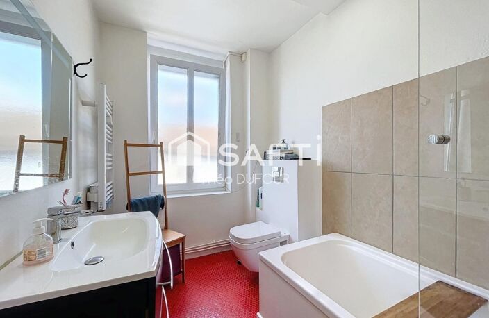 À découvrir sans tarder cette belle maison familiale de 158 m² vous séduira par ses volumes généreux, sa luminosité exceptionnelle et son agréable extérieur exposé plein sud, dans un secteur recherché proche de toutes commodités. — photo 5