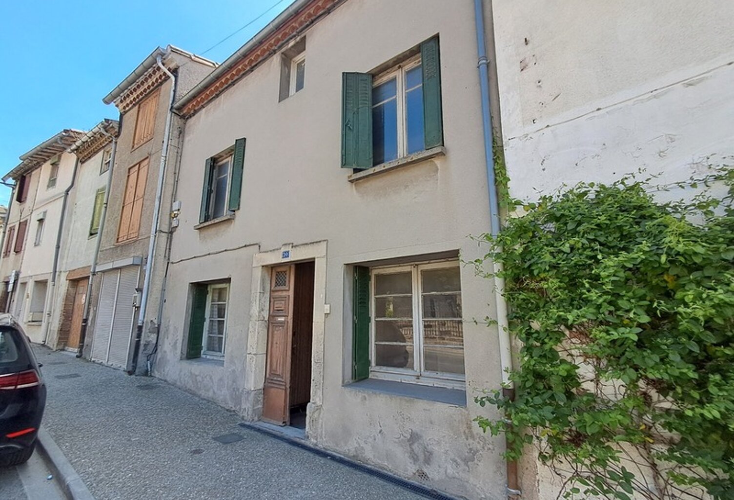 À Vendre : Maison de Ville à Rénover avec Grange et Jardin – Villasavary — photo 1