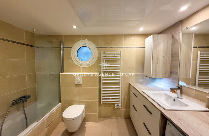 Appartement 2 pièces 44 m2 en rez de jardin proche mer et commerces SAINT AYGULF — photo 3