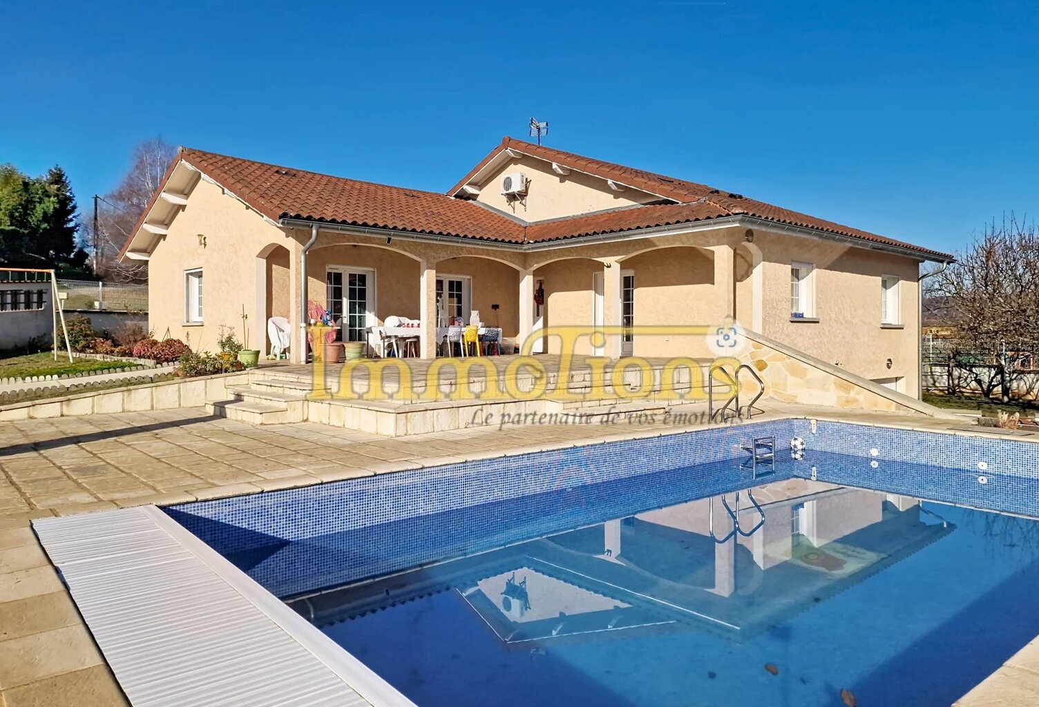Spacieuse maison familiale avec piscine et grand terrain — photo 1