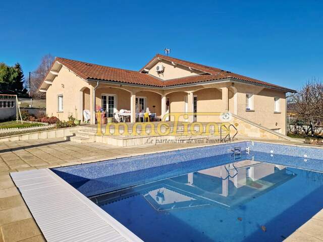 Spacieuse maison familiale avec piscine et grand terrain — photo du bien