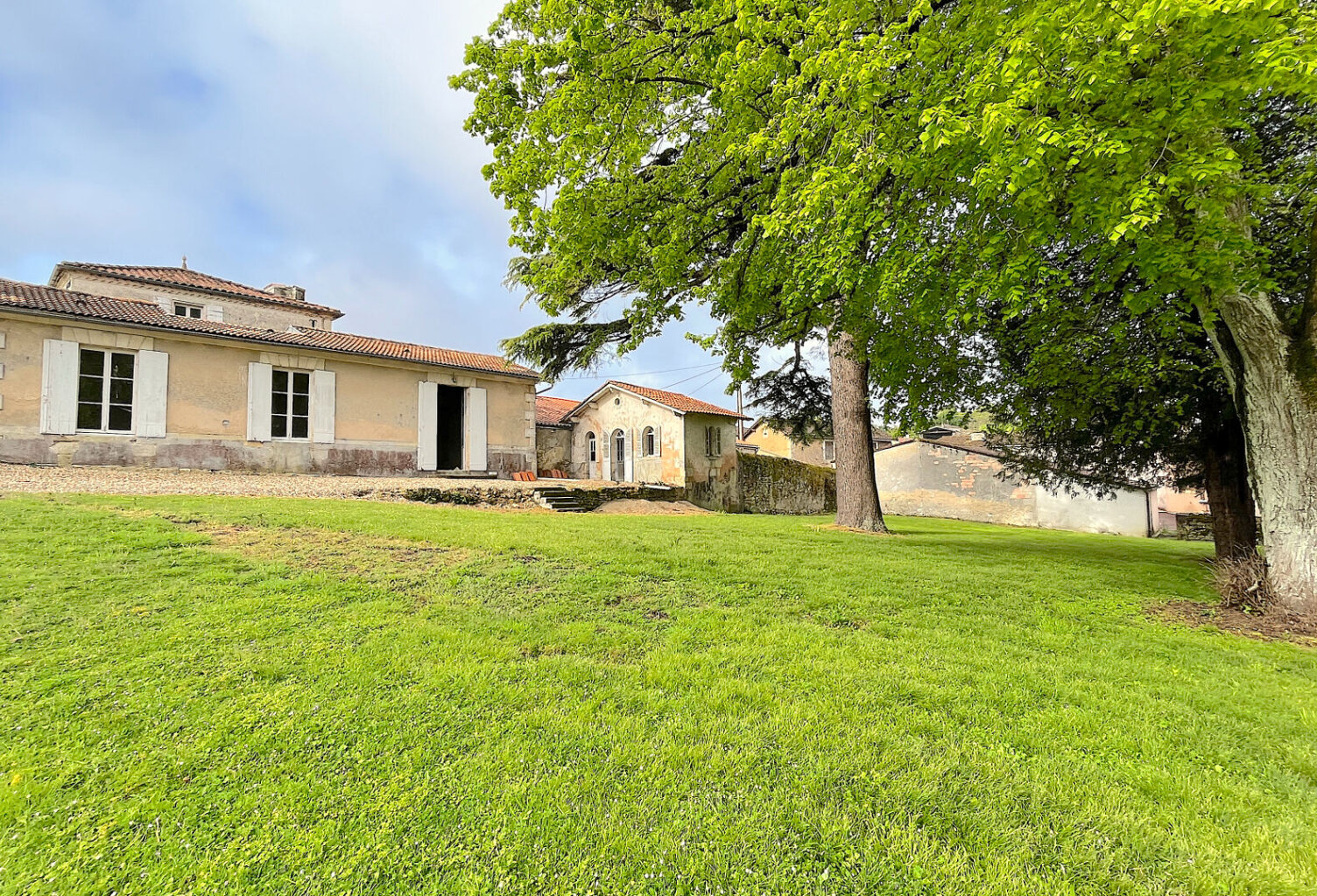 A VENDRE MAISON DE CARACTERE DE 350 M2 SUR 1950 M2 DE TERRAIN - SECTEUR BLAYE — photo 1