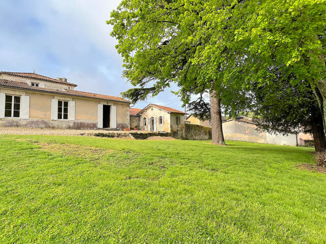 A VENDRE MAISON DE CARACTERE DE 350 M2 SUR 1950 M2 DE TERRAIN - SECTEUR BLAYE — photo du bien