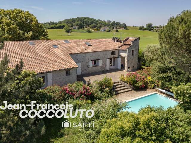 Maison familiale en pierre rénovée avec piscine — photo du bien