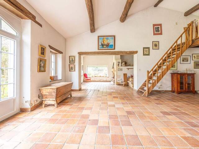 Maison en pierre de 10 pièces principales — photo du bien