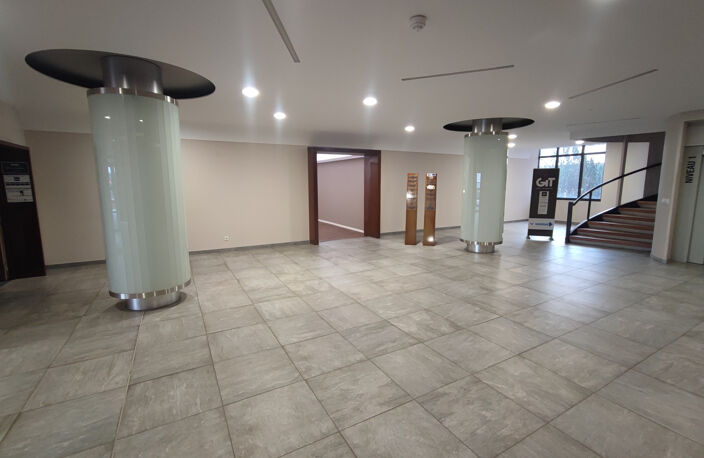 LOCAL COMMERCIAL ZONE ATTRACTIVE — photo 2
