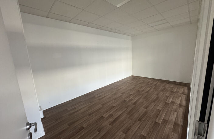 LOCAL COMMERCIAL ZONE ATTRACTIVE — photo 5