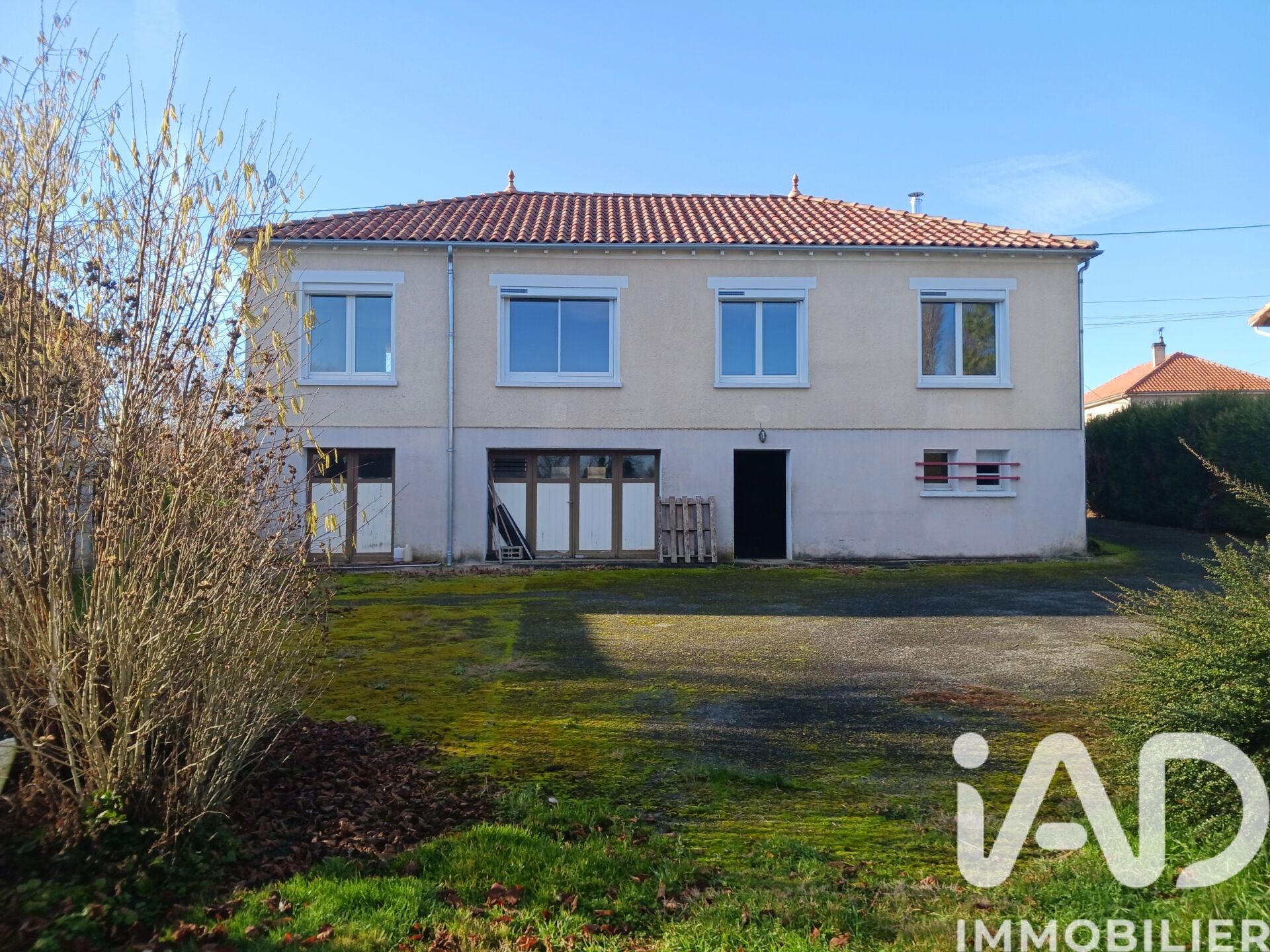 Usson-Du-Poitou - 89m² - 6p. - 4ch.