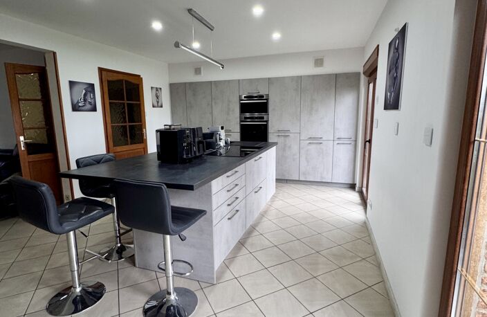 Vente Maison/villa 8 pièces — photo 2
