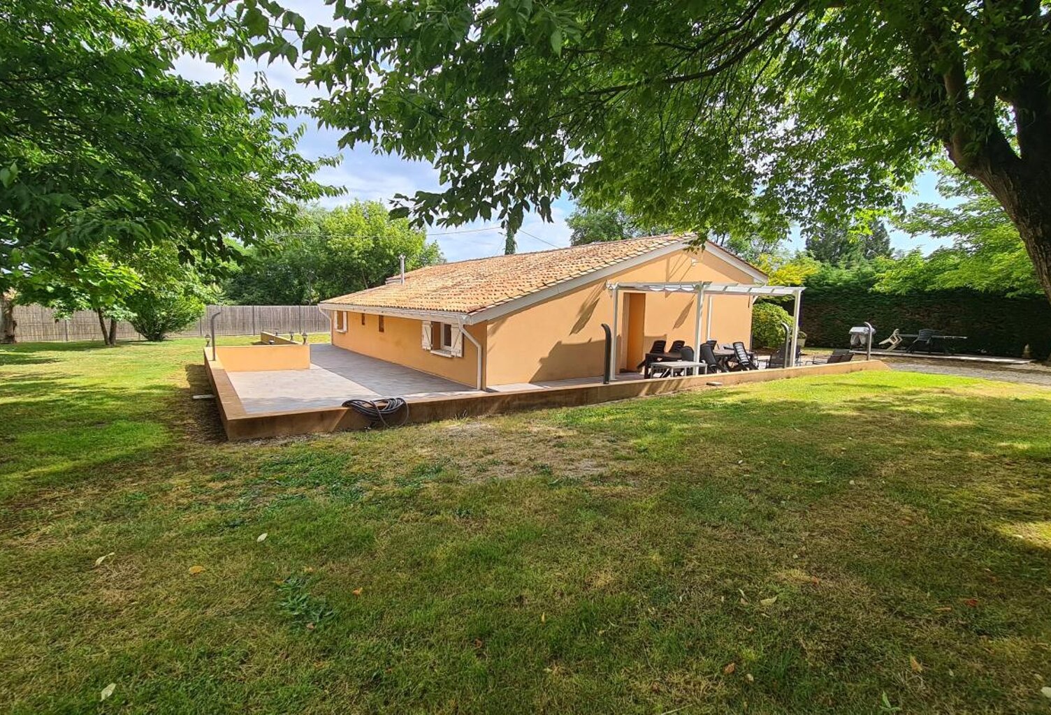 Charmante maison de plain pied à vendre sur Ambarès avec un grand jardin arboré — photo 1