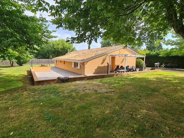 Charmante maison de plain pied à vendre sur Ambarès avec un grand jardin arboré — photo du bien
