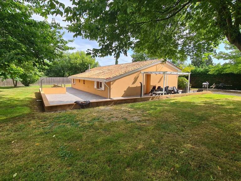 Charmante maison de plain pied à vendre sur Ambarès avec un grand jardin arboré — photo 1
