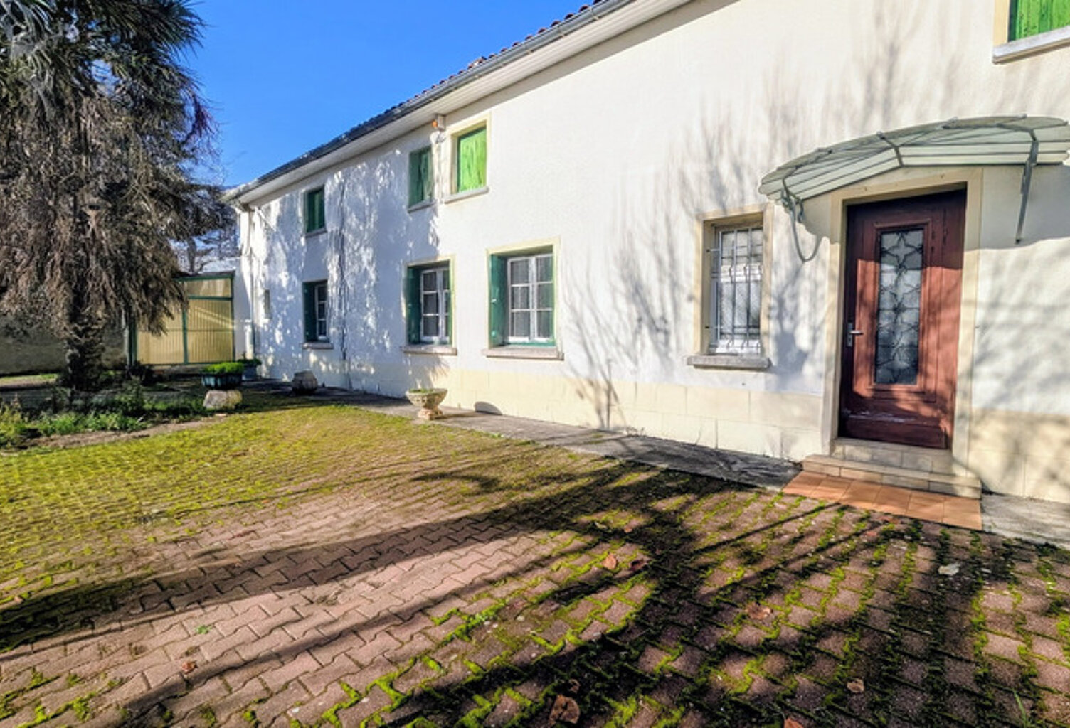 Maison à rénover avec dépendances et jardin — photo 1
