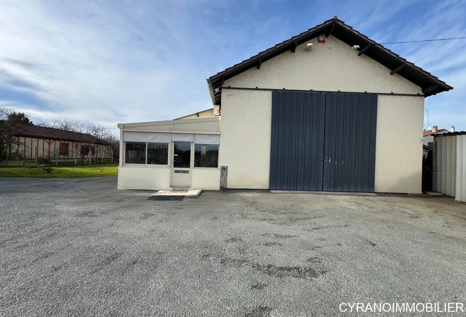 Entrepôt + mezzanine de 225 m2  avec bureaux, grand parking — photo 1