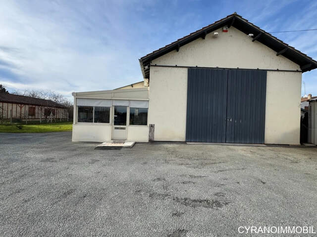 Entrepôt + mezzanine de 225 m2  avec bureaux, grand parking — photo du bien