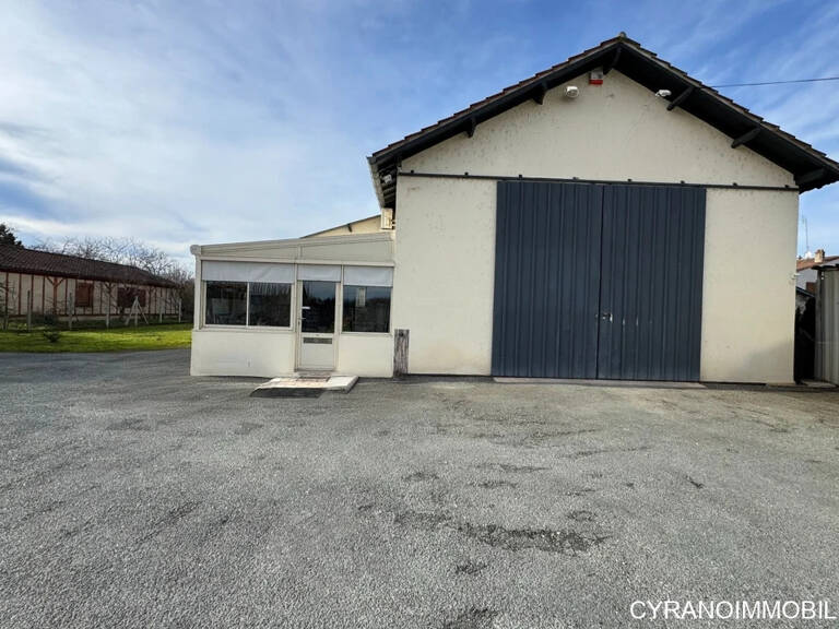 Entrepôt + mezzanine de 225 m2  avec bureaux, grand parking — photo 1