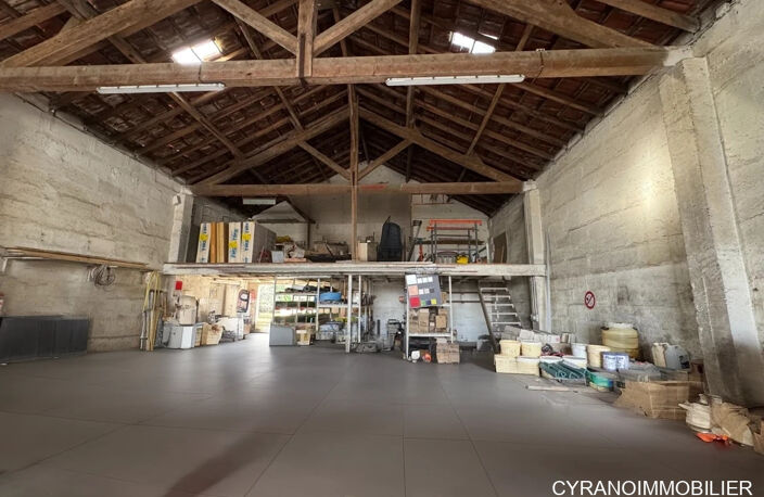 Entrepôt + mezzanine de 225 m2  avec bureaux, grand parking — photo 3