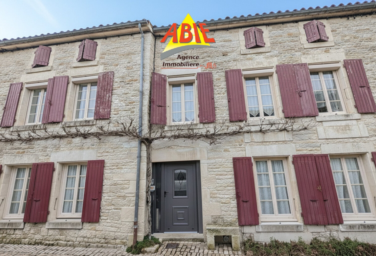 Maison en pierre de 156 M2 sur Coulon Centre — photo 1