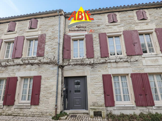 Maison en pierre de 156 M2 sur Coulon Centre — photo du bien