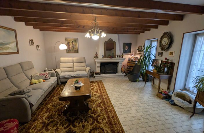 Maison en pierre de 156 M2 sur Coulon Centre — photo 2