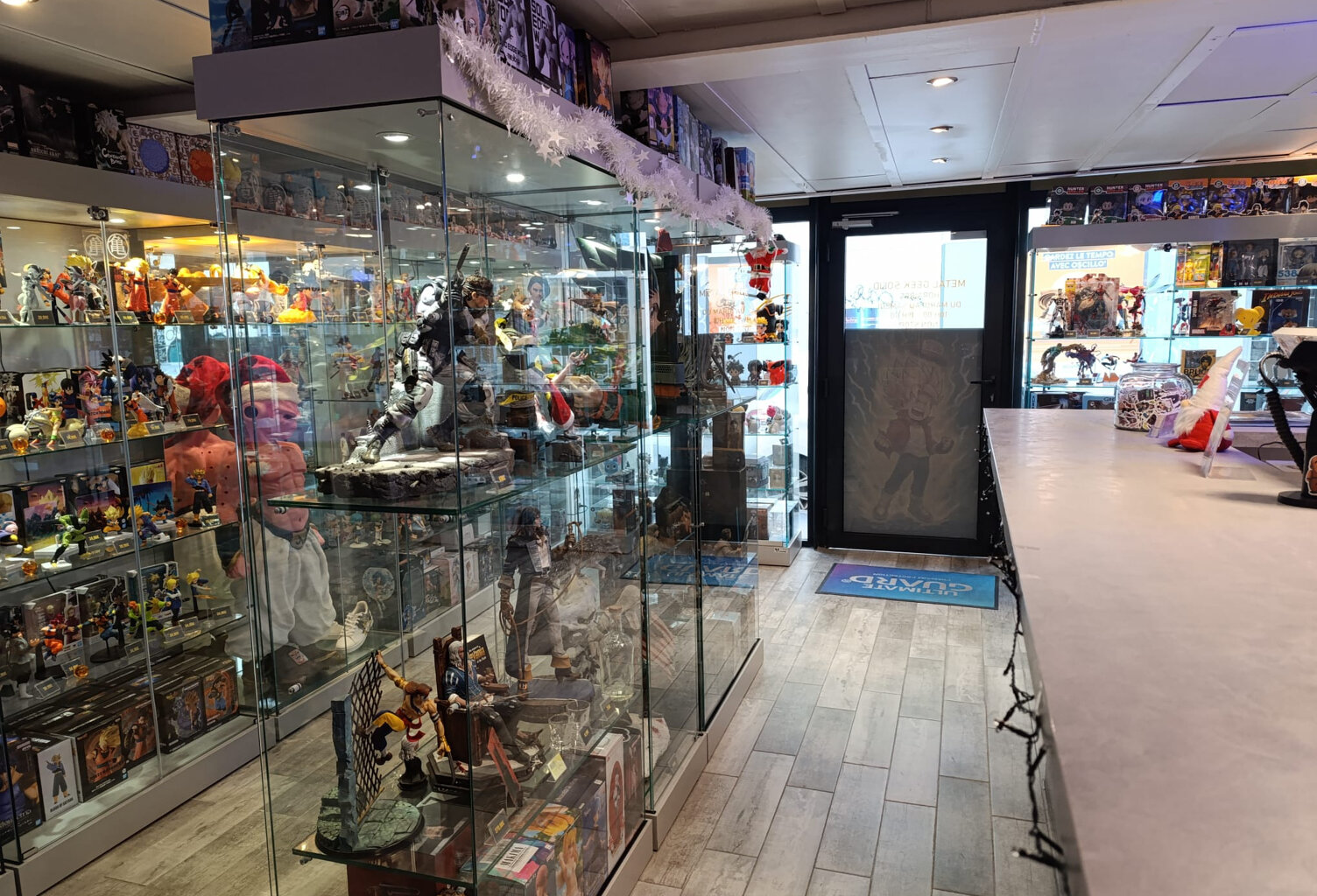 CESSION FONDS DE COMMERCE   FIGURINES / BD / MANGA / COMICS — photo 1