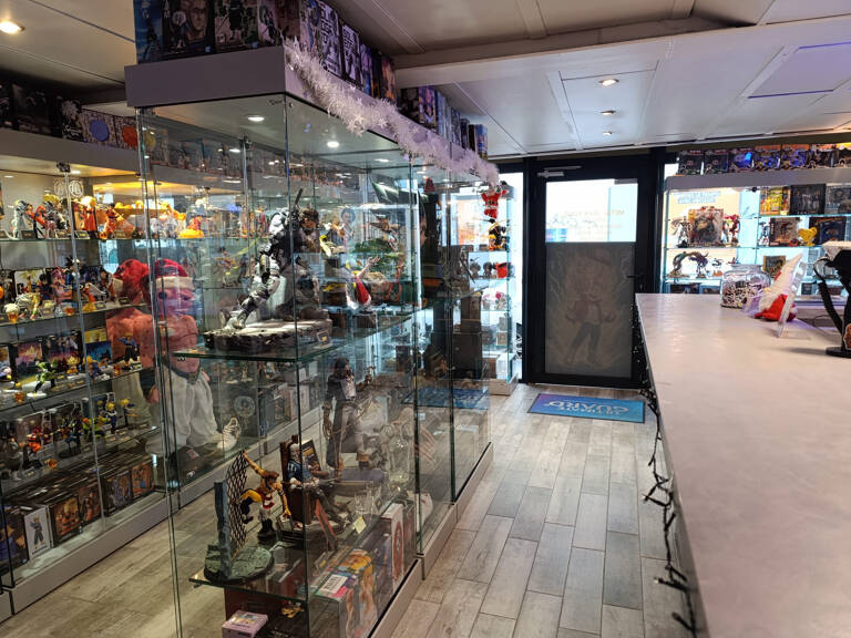 CESSION FONDS DE COMMERCE   FIGURINES / BD / MANGA / COMICS — photo 1