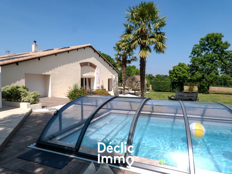 Villa / Maison  T8 à vendre Roche-sur-Yon (La) 85000