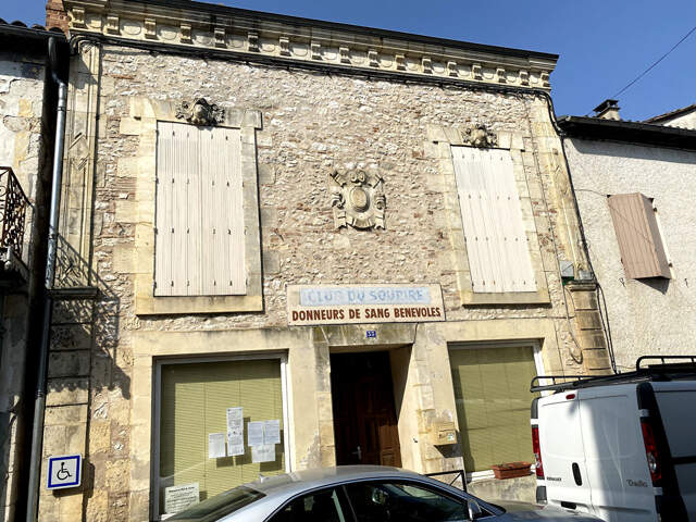 Immeuble en pierre au centre de Villeréal — photo du bien