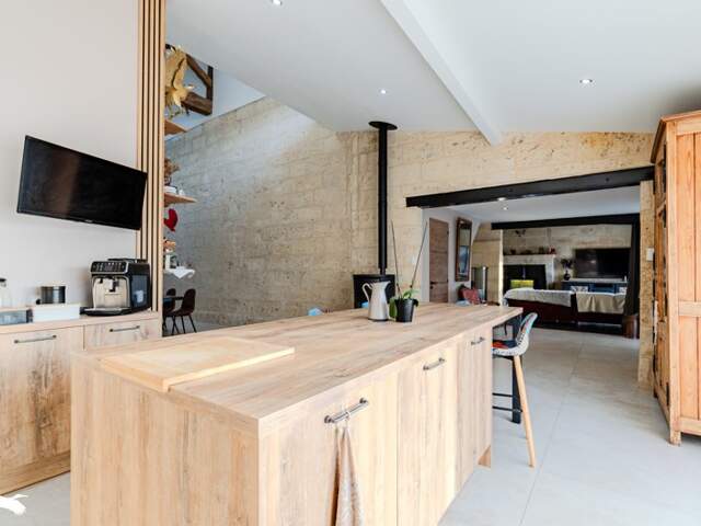 Maison en pierre de 8 pièces principales — photo du bien