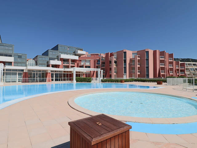A VENDRE 2 PIECES AVEC TERRASSE FACE A LA MER ET PARKING PRI — photo du bien