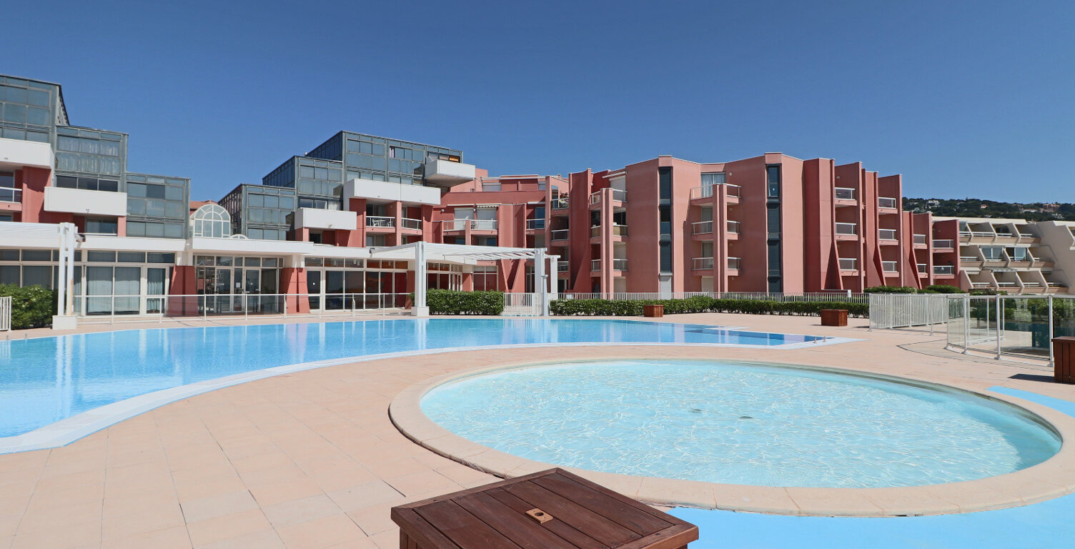 A VENDRE 2 PIECES AVEC TERRASSE FACE A LA MER ET PARKING PRI — photo 1