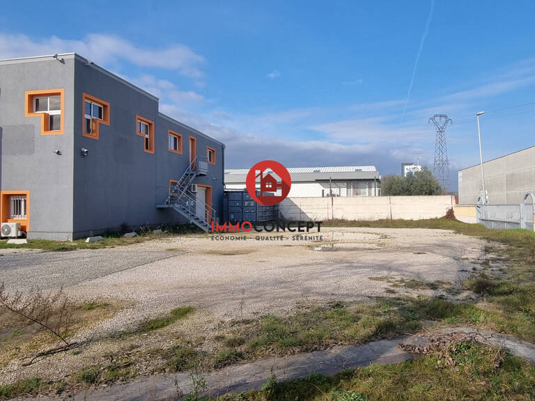 Local commercial avec capacité de stockage et parking — photo 1