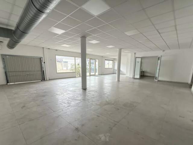Nîmes, proche hôpital Caremeau, immeuble av. ascenseur, 900m² sur 3 niveaux — photo du bien