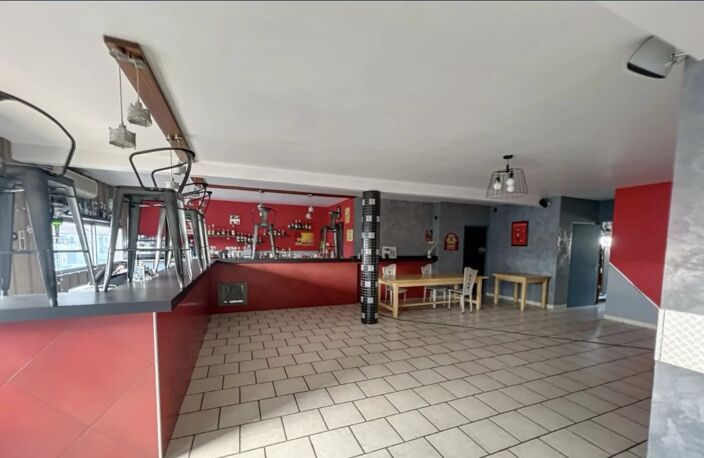 Nîmes, proche hôpital Caremeau, immeuble av. ascenseur, 900m² sur 3 niveaux — photo 2