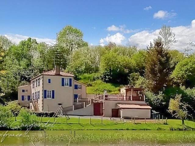 Propriété de charme en bord de rivière, avec activité de gîte Les HERBIERS (85) — photo du bien