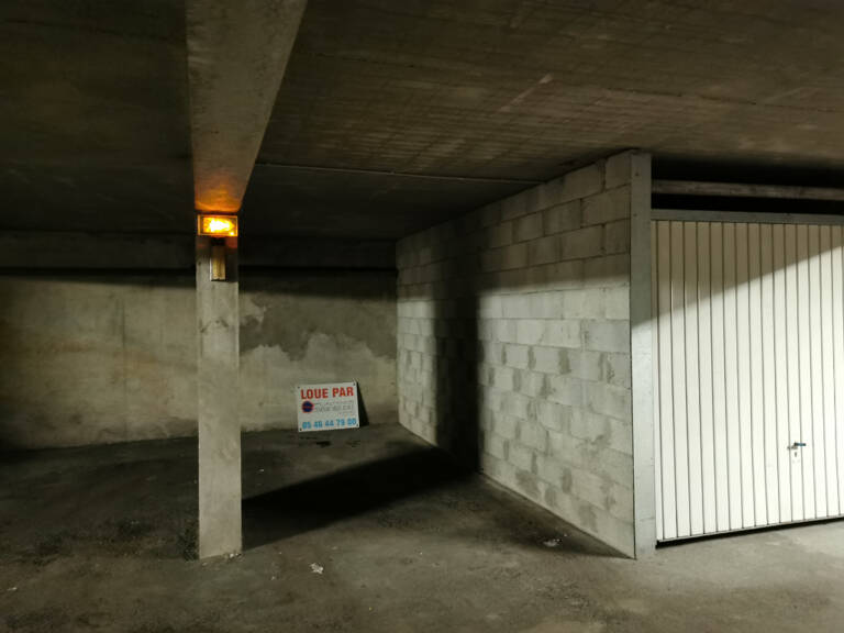 Place de parking en sous sol aux minimes — photo 1