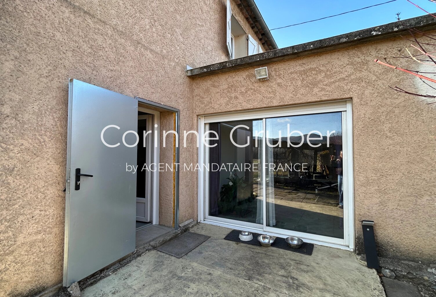EXCLUSIVITÉ - PROCHE DE DIGNE-LES-BAINS : SPACIEUSE MAISON DE 193 m² HABITABLES AVEC DÉPENDANCES — photo 1